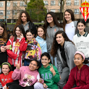 El Sporting Femenino, de visita en el CP Ramón de Campoamor